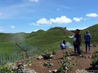 Pengunjung yang berfoto di sekitar bukit (Pradito/detikTravel)