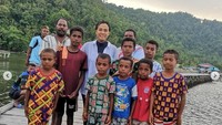 Tidak lupa, bertemu warga lokal dengan pemandangan laut dan bukit yang indah (smindrawati/Instagram)
