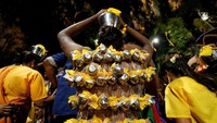 Kavadi dalam festival ini terbagi menjadi empat jenis, yaitu Idumban Kavadi, kavadi berisi ember yang diisi susu dan diikatkan pada sebuah batang yang akan diletakkan di bahu. Mayil Kavadi, hampir sama dengan Idumban hanya saja dihiasi bulu burung merak. Pal Kavadi, ember besi berisi susu dan dibopong hanya menggunakan satu bahu saja. Terakhir adalah Pushpa Kavadi, ember berisi susu yang diletakkan diatas kepala.
