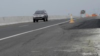 Pihak PT PT Sumber Mitra Jaya tengah menyiapkan perbaikan talud di sisi selatan jalur setempat, yang sempat longsor. Beberapa lubang fondasi sudah tertutup tanah.