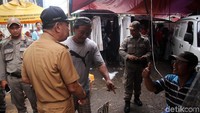 Pada kesempatan itu pula Irwandi memenfaatkan waktu untuk berdialog dengan para pedagang kaki lima yang ada disana untuk mencari solusi.