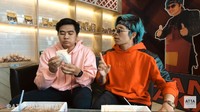 Kalau yang ini saat Arif berkolaborasi dengan Atta Halilintar. Saat itu, ia ditantang untuk menghabiskan kue dengan campuran berbagai bahan. Mulai dari cabe, cuka hingga kecap. Gimana rasanyanya, ya? Foto: YouTube Atta Halilintar  
