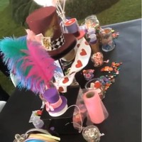 Tamu yang didominasi anak-anak itu juga bisa membuat topi Mad Hatter kreasi mereka sendiri. Foto: Instagram