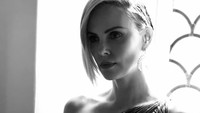 Charlize Theron kini sedang ramai dibahas usai berita kedekatannya dengan Brad Pitt. Dok. Instagram/charlizeafrica