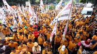 Menurut para pendemo, keputusan KPU yang mewajibkan OSO mundur dari posisi ketum Hanura sebagai penzaliman.
