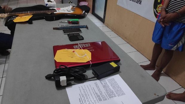 Barang bukti yang disita dari kedua pelaku.