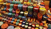 Kalau mencari piranti makan berbahan keramik, di sini salah satu pusatnya. Keramik dengan desain khas Turki menjadi dominan dagangan di sini. Ada piring, gelas hingga mangkuk cantik. Foto: Istimewa