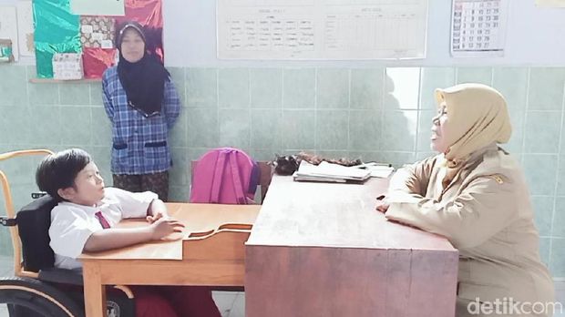 Cerianya Dinda, Bocah Magetan yang 7 Tahun 'Ngesot' Akhirnya Bisa Sekolah