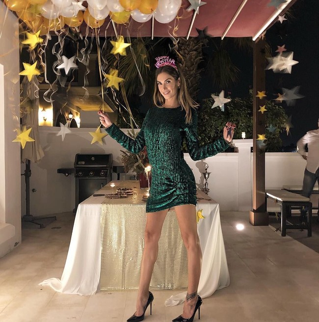 Ini penampilan Melissa Satta saat merayakan Tahun Baru 2019. Dia memadukan dress hijau emerald dari Pinko dengan high heels Jimmy Choo. Foto: Instagram @melissasatta