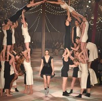 Paris Fashion Week Haute Couture Spring-Summer 2019 turut menghadirkan peragaan busana dari rumah mode Christian Dior, Senin (21/1/2019). Tema feminis kembali diangkat tapi dengan kemasan yang berbeda. Tahun ini, Dior yang berada bawah arahaan direktur kreatif perempuan pertamanya, Maria Grazia Chiuri, mengemas peragaan dalam tema sirkus. (Foto: Pascal Le Segretain/Getty Images For Christian Dior)