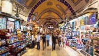 Grand Bazaar dinobatkan sebagai pasar tertua dan terluas di dunia. Pasar ini  dibangun pada 1461 atas perintah Sultan Mehmed II, Raja Turki yang berkuasa pada masa itu. Hingga kini Grand Bazaar jadi tujuan wisata banyak orang. Foto: Istimewa