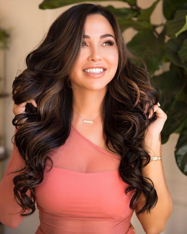 Bayangkan bermain di pasir pantai dengan deburan ombak dan tentunya bikini favoritku sebagai suguhan istimewa yang dinanti-natikan setiap bulannya, penjelasan Ana tentang kalendernya di website pribadinya. Foto: Instagram (@Anacheri)