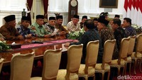 Tak sendiri, Jokowi juga terlihat didampingi oleh Menteri Agama Lukman Hakim Saifuddin,  Sekretaris Kabinet Pramono Anung dan Kepala Kantor Staf Kepresidenan Moeldoko.  