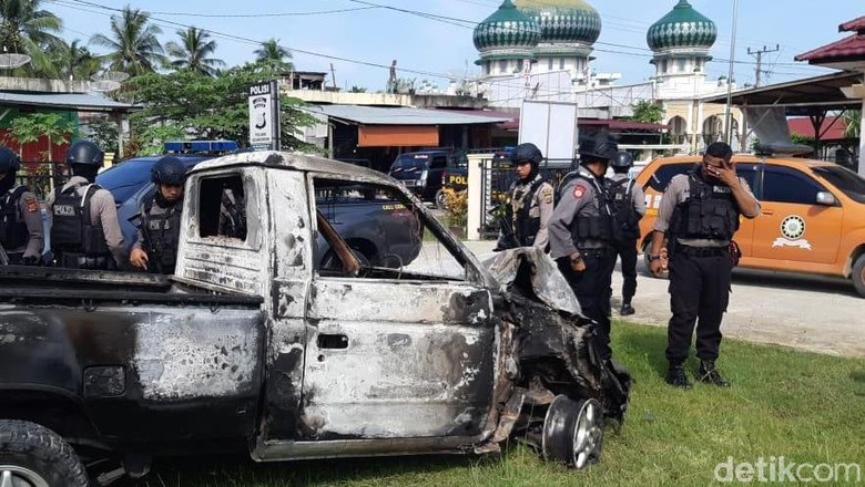 Mobil Pencuri 5 Ekor Sapi di Aceh Utara Dibakar Warga Mobil Pencuri 5 Ekor Sapi di Aceh Utara Dibakar Warga