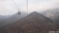 Untuk masuk ke Taishan, wisatawan akan dikenakan biaya 127 Yuan atau sekitar Rp 265.385 per orang. Kemudian perjalanan bisa dilanjutkan dengan bus selama 20 menit dengan biaya tambahan 60 Yuan atau sekitar Rp 125.379 PP (Bonauli/detikTravel)  