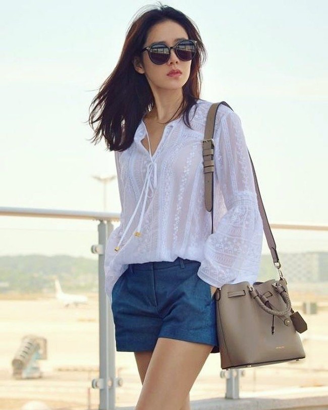 Pemain film Negotiation ini juga kerap mencuri hati penggemar lewat gaya busananya yang elegan dan minimalis. Foto: Instagram