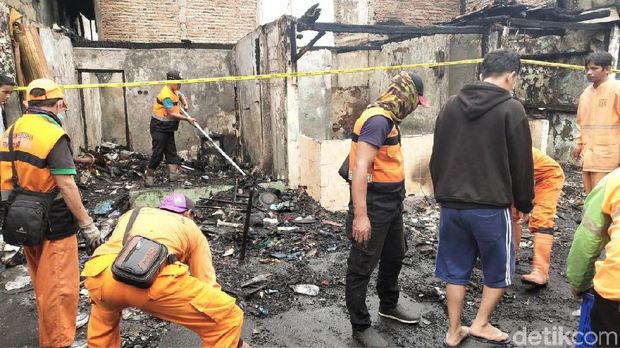 Petugas Bersihkan Sisa-sisa Kebakaran Tomang