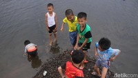 Tak melulu berhadapan dengan gadget, anak-anak ini justru lebih memilih untuk bermain di luar rumah.
