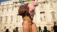 Cone berisi dua rasa gelato di tangan Ifan ini kelihatan nikmat ya? Ifan mencicipnya saat liburan ke Roma bersama almarhumah istrinya. Foto: Instagram ifanseventeen