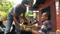 Sesajen di bawa ke tepi laut oleh masyarakat sebelum dilarungkan. Melarung adalah bentuk rasa cinta masyarakat kepada lautan yang menjadi kawan hidup mereka (Abdy/detikTravel) 