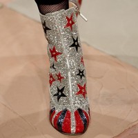 Alas kaki bertaburan glitter yang berkilauan dengan motif-motif jenaka menjadi primadona di koleksi ini. (Foto: Pascal Le Segretain/Getty Images For Christian Dior)