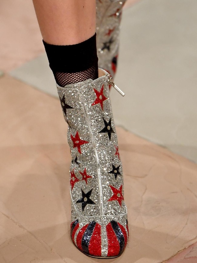 Alas kaki bertaburan glitter yang berkilauan dengan motif-motif jenaka menjadi primadona di koleksi ini. (Foto: Pascal Le Segretain/Getty Images For Christian Dior)
