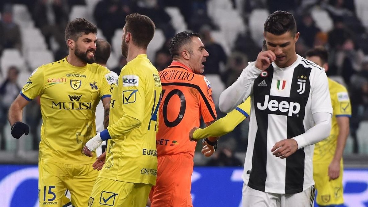 Kiper Chievo, Stefano Sorrentino, menahan penalti Cristiano Ronaldo sehingga tak bisa bertukar jersey. (Foto: Tullio M. Puglia/Getty Images)