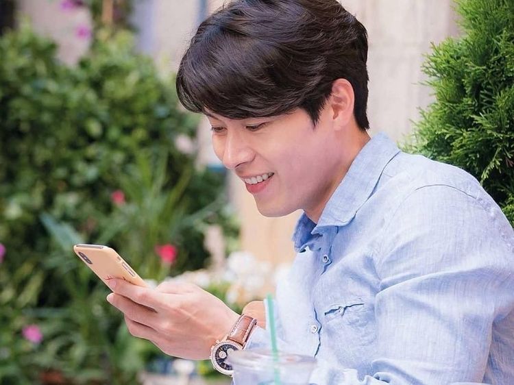 Bikin Gagal Fokus! Begini Gaya Hyun Bin Saat Racik Kopi dan Kulineran