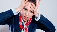 Keempat adalah berjalan di kabin tanpa alas kaki alias nyeker. Tahukah kamu kalau lantai pesawat tak sedikit kumannya. Selain pramugari yang tidak suka, beberapa penumpang pasti kurang sedap memandangnya (iStock)