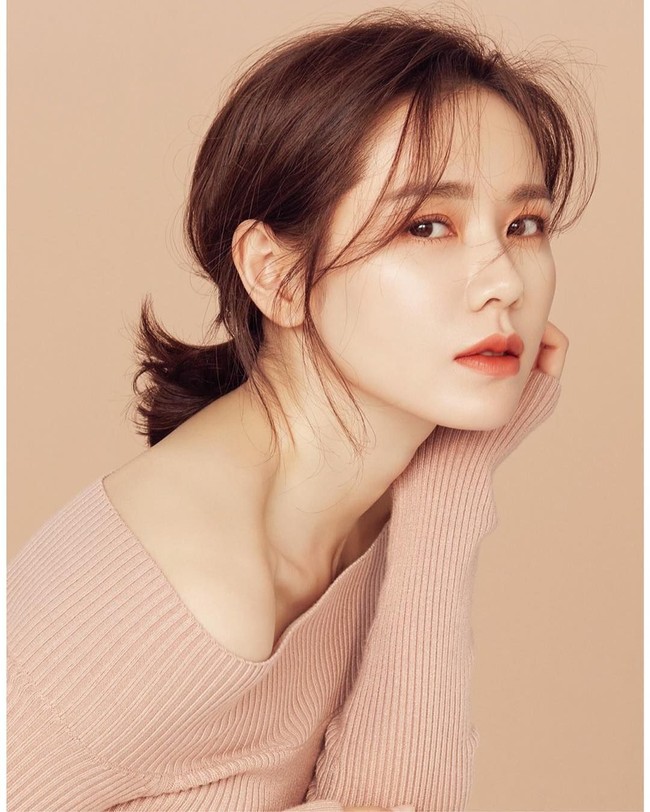 Bakatnya di dunia akting tentu sudah tak perlu diragukan lagi. Son Ye Jin pernah dinobatkan sebagai aktris terbaik dalam ajang Blue Dragon Film Award. Foto: Instagram