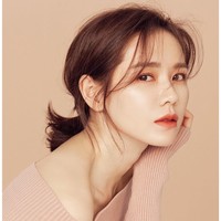 Bakatnya di dunia akting tentu sudah tak perlu diragukan lagi. Son Ye Jin pernah dinobatkan sebagai aktris terbaik dalam ajang Blue Dragon Film Award. Foto: Instagram