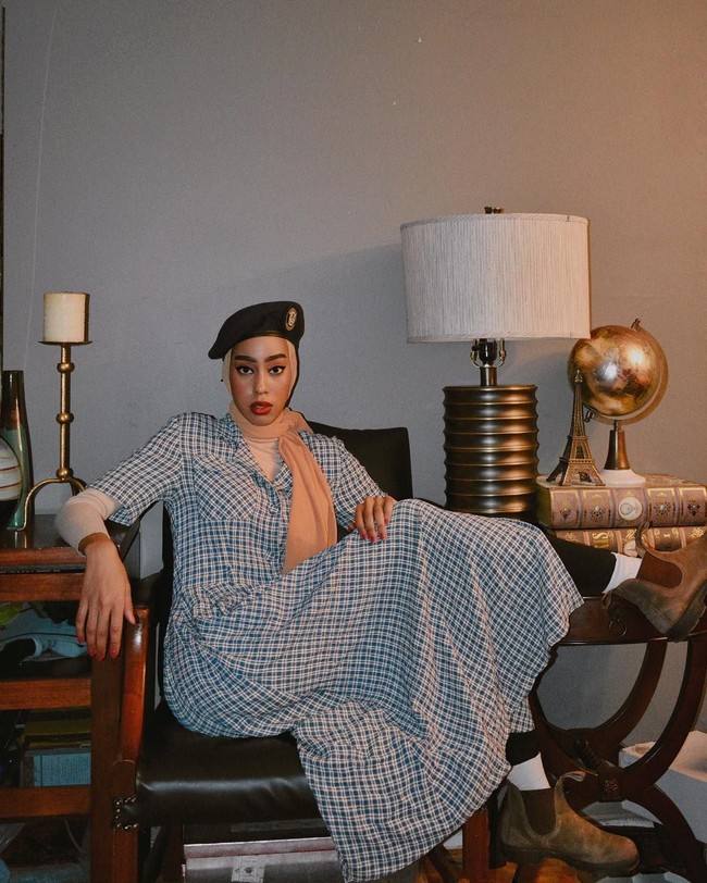 Busana vintage juga cukup mudah dipadukan dengan hijab karena potongannya yang longgar dan modest. Dress lengan pendek bisa dipadukan dengan kaos lengan panjang atau inner manset. Foto: Instagram/HodanYousof