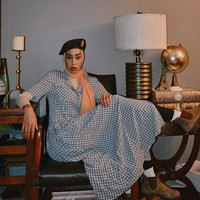 Busana vintage juga cukup mudah dipadukan dengan hijab karena potongannya yang longgar dan modest. Dress lengan pendek bisa dipadukan dengan kaos lengan panjang atau inner manset. Foto: Instagram/HodanYousof