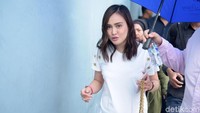 Shandy Aulia tampak terburu-buru saat ditemui di studio Trans TV kemarin. Ia hanya sedikit berpose kemudian berlalu, ada apa ya?  Foto: Noel/detikFoto