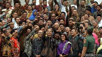 Jokowi selfie dengan para nelayan di Istana Negara. Mereka mengajungkan satu jari.