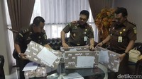 Selama proses persidangan, Takwin katanya telah menyerahkan beberapa sertifikat bidang tanah beserta appraisal kepada Kejaksaan Negeri Serang untuk menutupi uang pengganti. Dan pada Jumat (18/1) telah membayar uang pengganti untuk diserahkan ke kas negara.