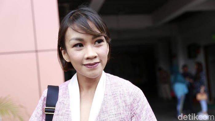 Melanie Putria saat ditemui usai sidang perceraiannya di Pengadilan Agama Jakarta Barat.