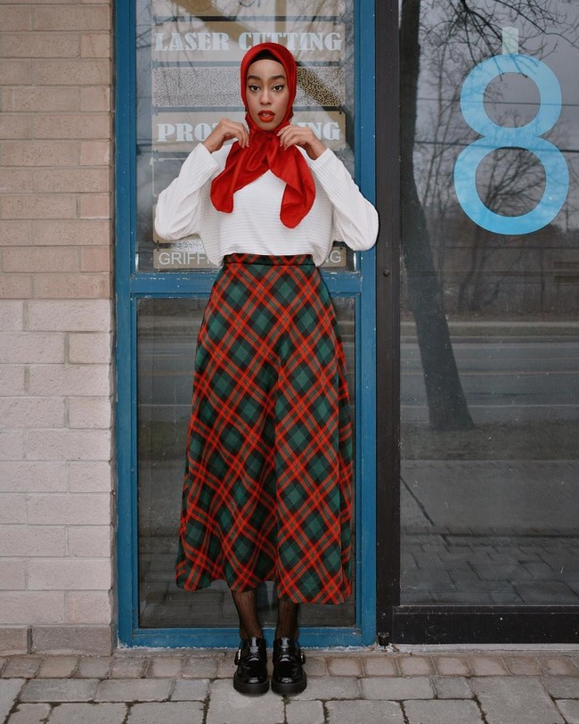 Pemilihan corak juga sangat memengaruhi gaya vintage. Hodan memilih rok bersiluet A dengan corak tartan. Warna merah dan hitam juga menunjukkan kesan klasik yang kuat. Foto: Instagram/HodanYousof