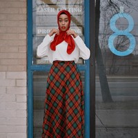 Pemilihan corak juga sangat memengaruhi gaya vintage. Hodan memilih rok bersiluet A dengan corak tartan. Warna merah dan hitam juga menunjukkan kesan klasik yang kuat. Foto: Instagram/HodanYousof