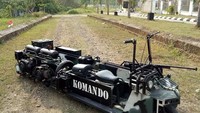 Motor Vespa dengan jumlah sembilan roda asal Cilegon ini tetap bisa melaju mulus. Terlebih karena tampilannya yang unik, motor ini menyita perhatian dari warga hingga tentara sekalipun.  Foto: Dok. Bagas Roffiyanto