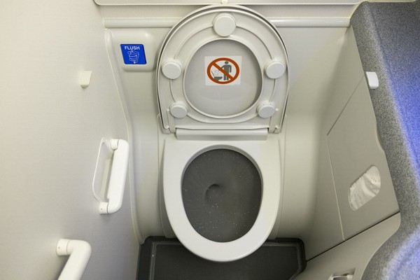 Kelima yakni tidak menyiram toilet setelah dipakai. Bukan hanya pramugari, penumpang lain juga pasti merasa tidak suka (iStock)