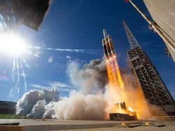 Melihat Satelit Mata-mata Misterius Amerika Melesat ke Angkasa