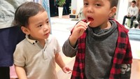 Aduh lucu dan bikin gemas. Ini saat Qahtan dan Rafathar cicip makanan bareng.  Foto: Instagram@qahtanhalilintar