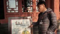 Kaisar Qianlong yang jadi kesayangan masyarakat China pun pernah tinggal di paviliun ini. Sebagai penghormatan, masyarakat memberikan keterangan tentang Kaisar Qianlong di bagian depan paviliun. (Bonauli/detikTravel)