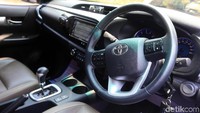 Menariknya, Hilux memiliki airbag terbanyak di kelasnya bahkan mengalahkan Toyota Fortuner yakni 7 airbags. Semuanya bisa ditemukan di pinggiran pintu, bagian depan kursi penumpang, serta lutut.