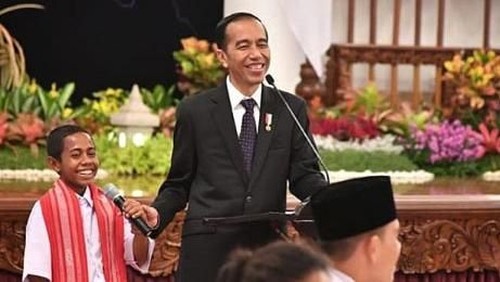Bocah dari Kabupaten Belu, Nusa Tenggara Timur (NTT) menyita perhatian di tahun 2018 karena aksinya memanjat tiang bendera dalam upacara HUT ke-73. Atas aksinya itu, Presiden Joko Widodo (Jokowi) menghadiahinya rumah. Begini penampakan rumah Joni: