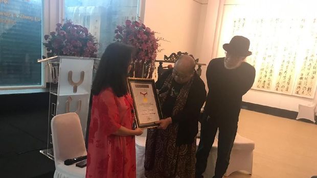Kaligrafi China Sepanjang 15 Meter Terima Penghargaan MURI