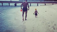 Tampaknya, pantai dengan pasir putih yang landai jadi destinasi favorit Kevin-Prince Boateng (Instagram/princeboateng)