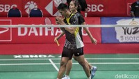 Alfian Eko Prasetya/Marsheilla Gischa Islami tertunduk lesu setelah langkah mereka di Indonesia Master 2018 dihentikan oleh Marcus Ellis/Lauren Smith. 