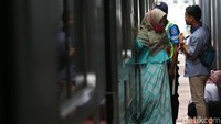 Akibat dari penutupan tersebut, KRL yang melewati Stasiun Manggarai akan mengalami keterlambatan selama 2 menit.